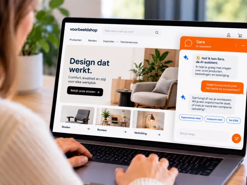 Laptop waar een chatvenster met AI assistent geopend staat in een webshop'