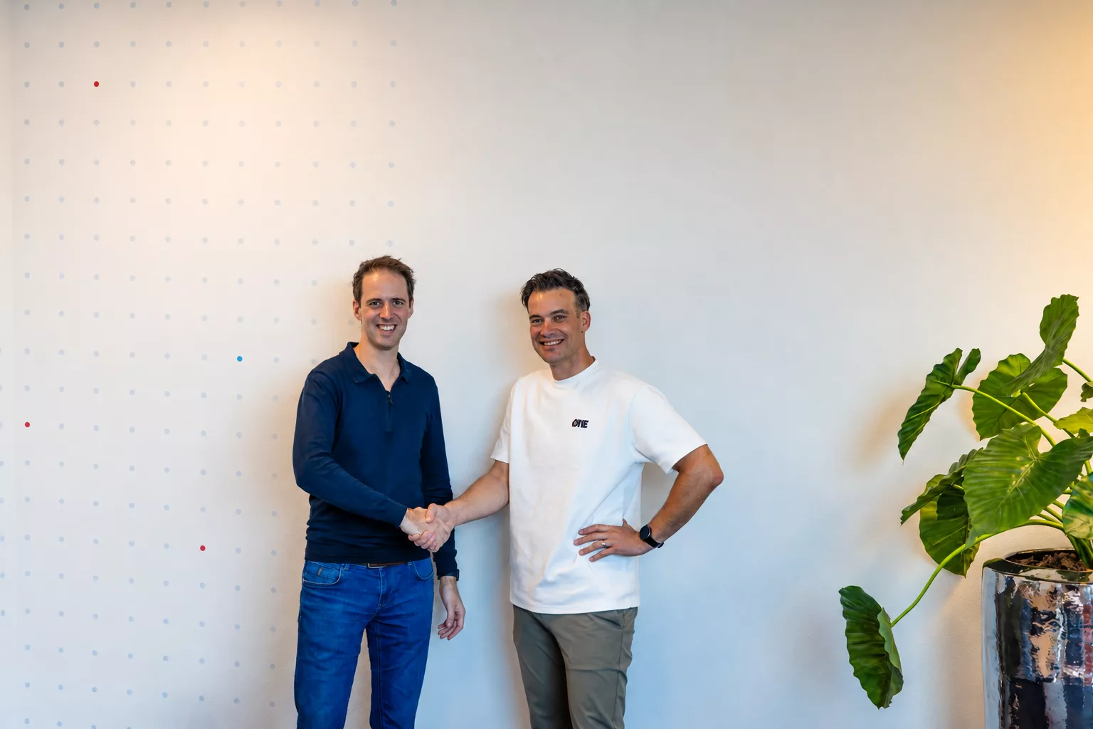 Zakelijke handdruk Jorg en Jeroen
